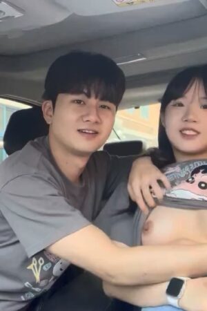 Couple cute mút vú trong ôtô