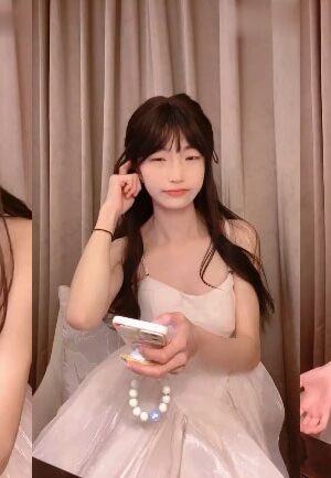 Em gái váy trắng với khuôn mặt quyến rũ P1